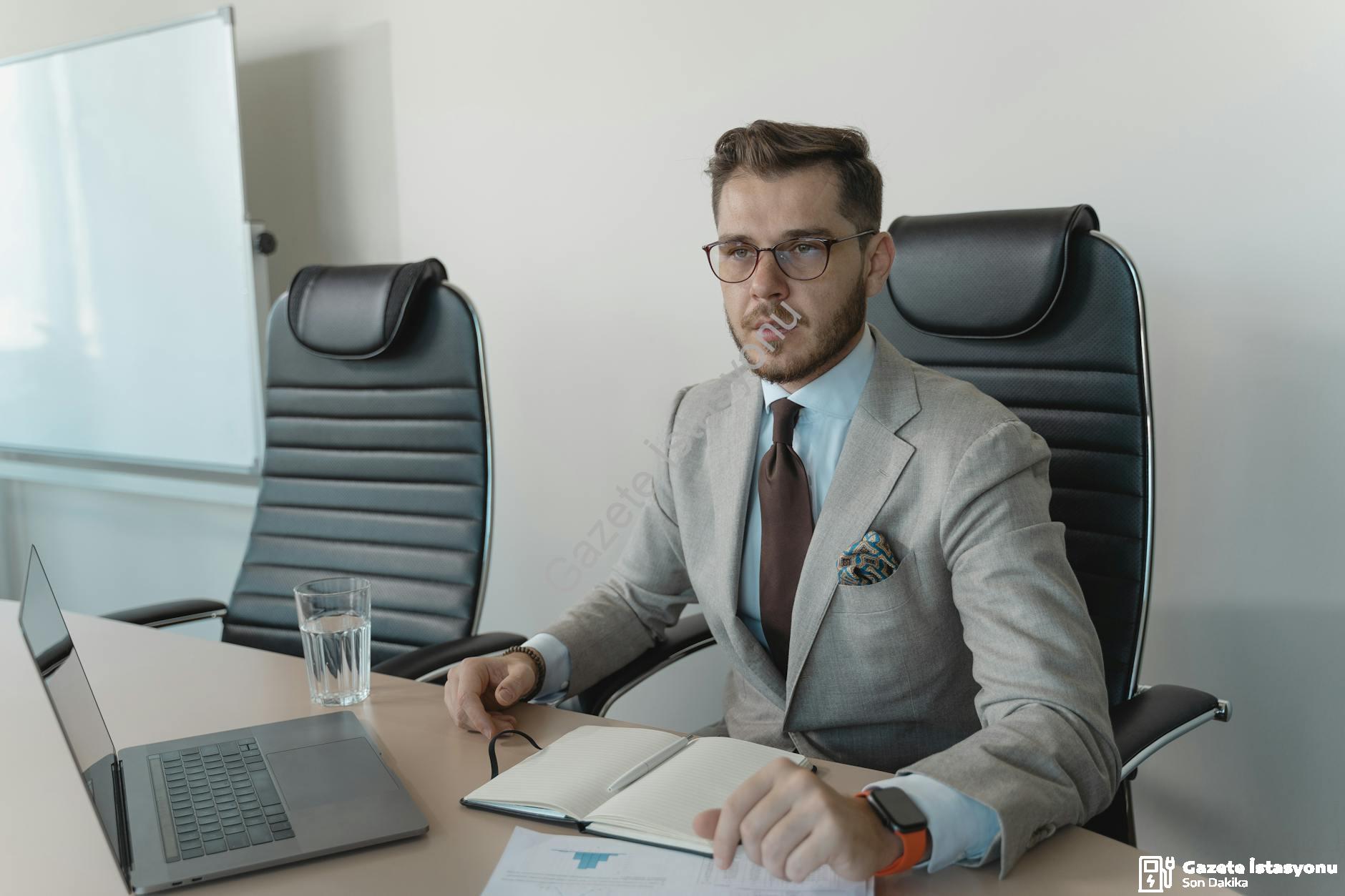 Ofis Koltukları: Deri mi Kumaş mı Tercih Etmeli?