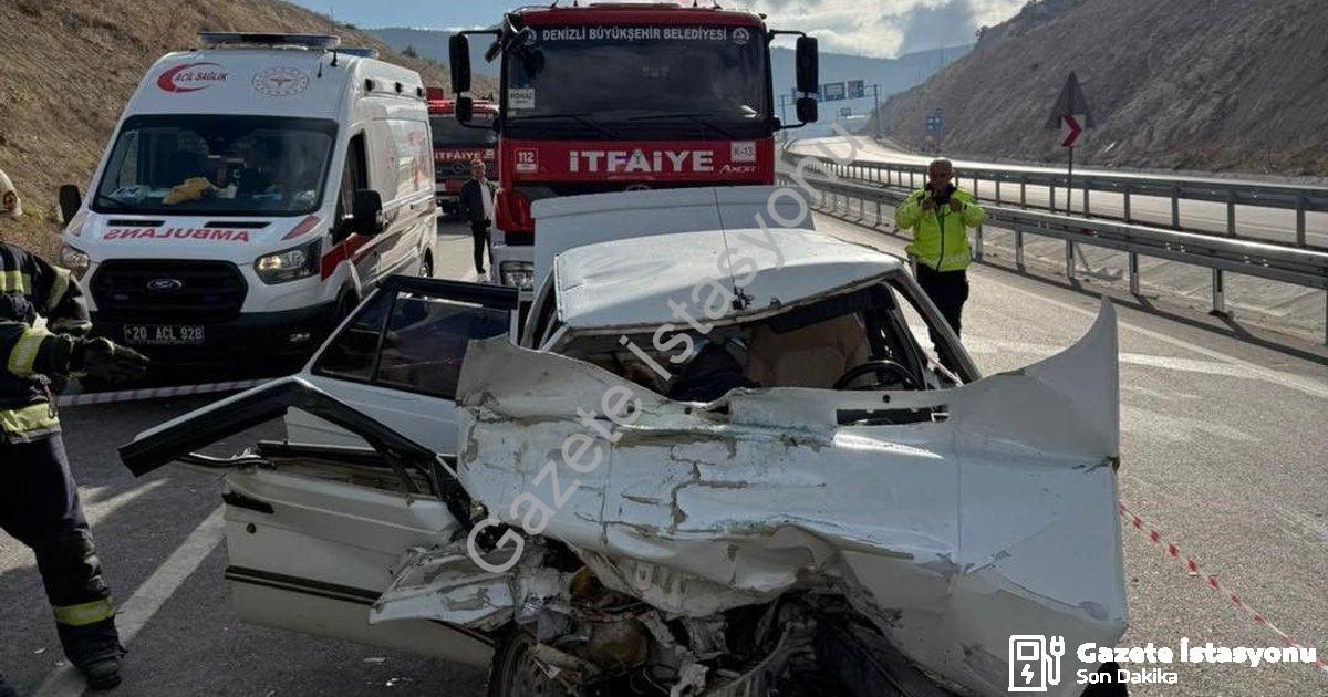 "Denizli'de Feci Kaza: Kamyona Arkadan Çarpan Otomobilde Can Pazarı" başlıklı haber için fotorealist