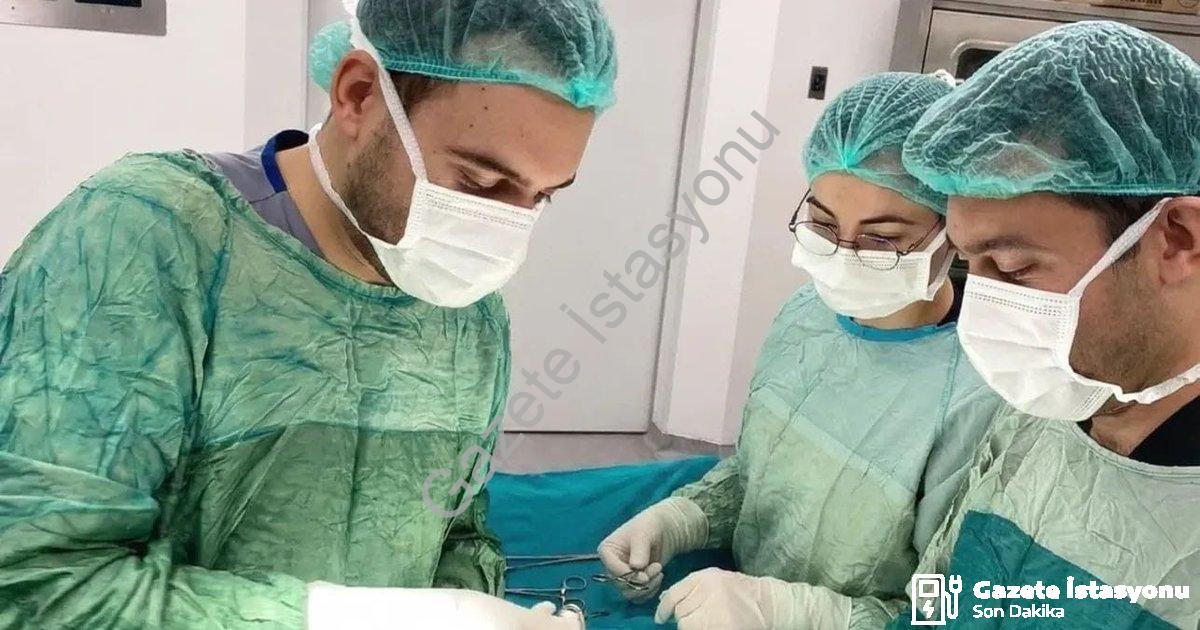 "Şuhut Devlet Hastanesi'nde Bir İlk: Yama Yöntemiyle Fıtık Ameliyatı Başarısı" başlıklı haber için f